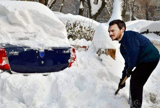 Ca să nu-l oblige nevasta să plece iar la munte, un român şi-a îngropat maşina la loc în zăpadă