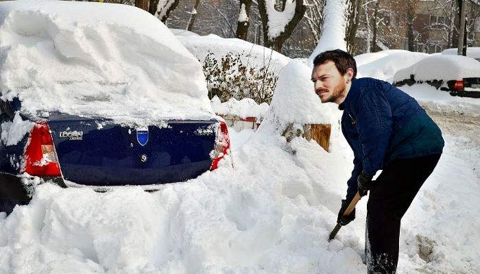 Român care a spus că abia așteaptă zăpada, obligat să curețe toate mașinile vecinilor