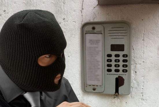 Un hacker din Caracal a fost prins când încerca să scoată bani de la un interfon