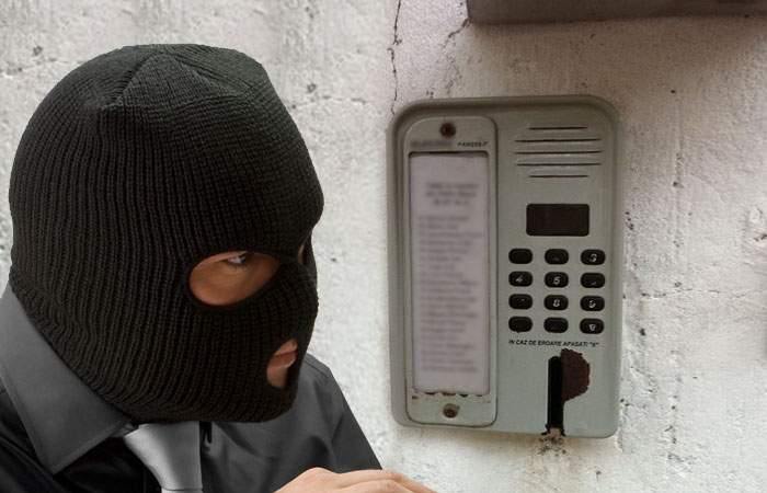 Un hacker din Caracal a fost prins când încerca să scoată bani de la un interfon