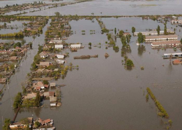 Inundaţie catastrofală în Vaslui, după ce şanţul de scurgere s-a înfundat cu beţivi