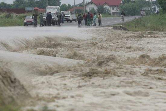 Haos la inundații. Din cauza Covid, salvatorii n-au voie să ia oameni în barcă