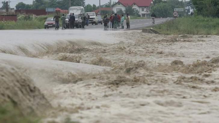 Haos la inundații. Din cauza Covid, salvatorii n-au voie să ia oameni în barcă