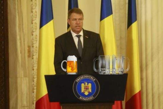 Iohannis, consultări cu partidele după ce l-a întrebat nevasta „Îmi stă bine cu rochia asta?”