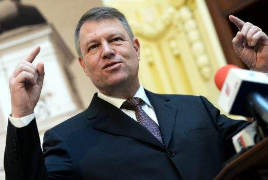 Ce bulan! Iohannis a prins un summit obscur la Tallinn şi a scăpat şi sâmbăta asta de mers la o nuntă!