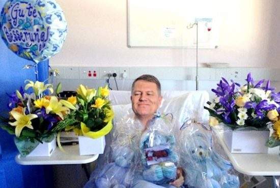 Iubit! După operaţia la umăr, Iohannis a primit flori de la zeci de hoteluri din străinătate
