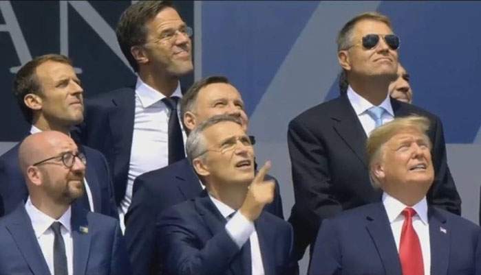 NATO: Poza în care Iohannis e singurul cu ochelari, mai bună decât aia din 2014, în care Băsescu era singurul beat mort