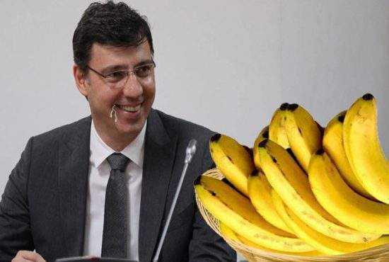 Ministrul de Finanțe Ionuț Mișa a fost ademenit cu un coș de banane și dus înapoi la Zoo Băneasa