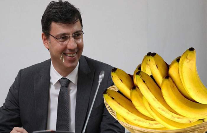 Ministrul de Finanțe Ionuț Mișa a fost ademenit cu un coș de banane și dus înapoi la Zoo Băneasa