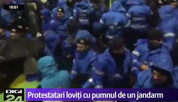 Jandarmeria neagă că agenţii bat protestatari la întâmplare: “Ei au ordine să-i bată în ordine alfabetică”