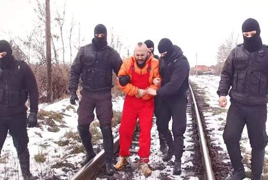 5 jandarmi, anchetaţi după ce au apărut într-un clip de manele al lui Dani Mocanu, deşi la rând erau şefii lor