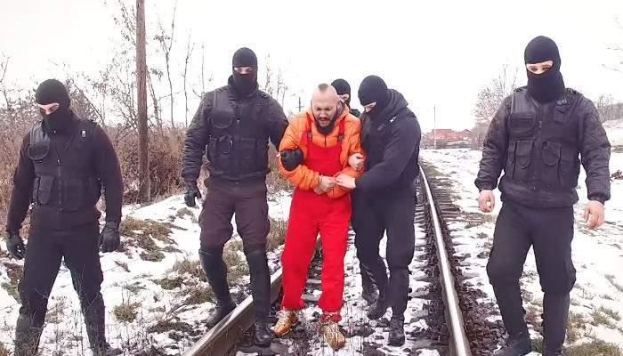 5 jandarmi, anchetaţi după ce au apărut într-un clip de manele al lui Dani Mocanu, deşi la rând erau şefii lor