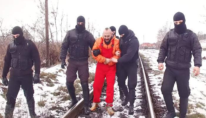 5 jandarmi, anchetaţi după ce au apărut într-un clip de manele al lui Dani Mocanu, deşi la rând erau şefii lor