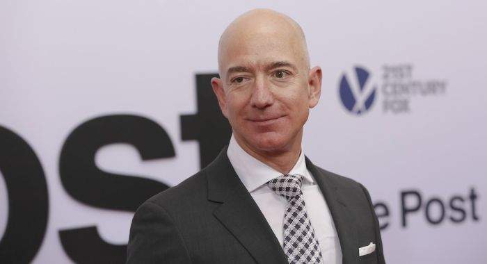 Un român e şi el cel mai bogat om din lume după ce i-a clonat cardul lui Bezos