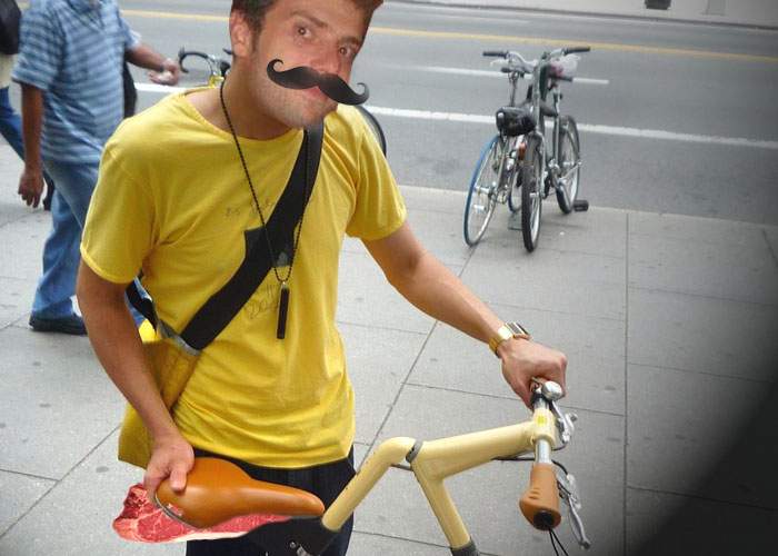 Tendinţe! Hipsterii maghiari ţin carnea sub şaua de la bicicletă