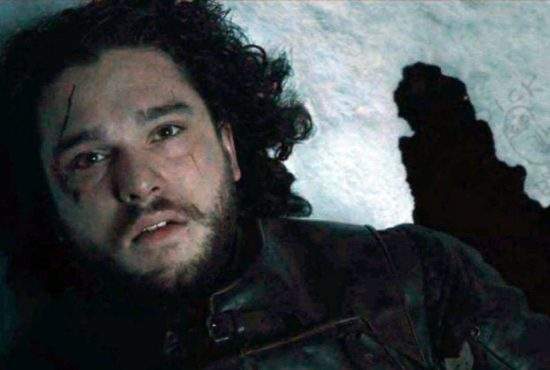 V-ați bucurat degeaba! Jon Snow se ridică de pe masă și moare la loc după ce cade în sabie