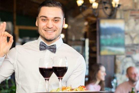 Un jurnalist sub acoperire într-un restaurant de pe litoral a rămas chelner, că face bani