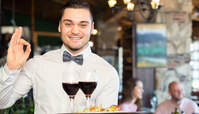 Un jurnalist sub acoperire într-un restaurant de pe litoral a rămas chelner, că face bani