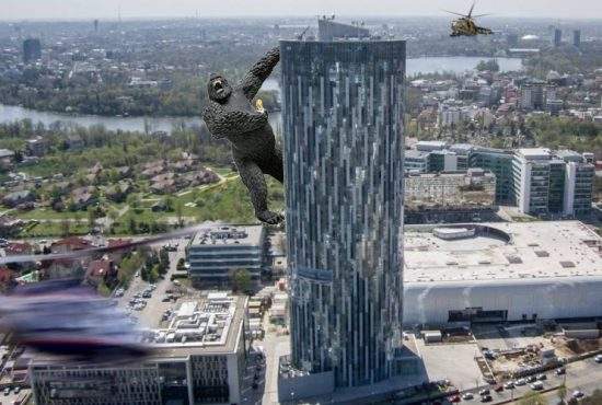 Alertă! O gorilă de 30 de metri a evadat de la Nuţu Cămătaru şi s-a căţărat pe Sky Tower