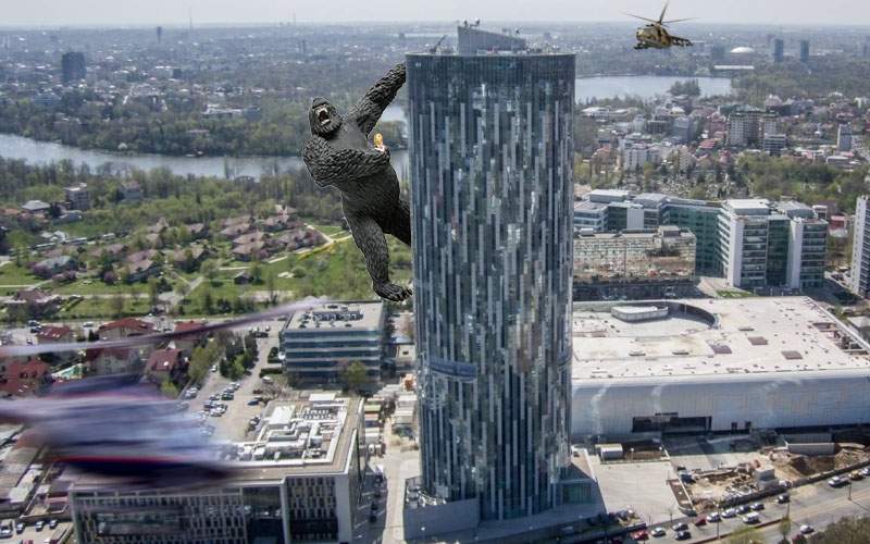 Alertă! O gorilă de 30 de metri a evadat de la Nuţu Cămătaru şi s-a căţărat pe Sky Tower