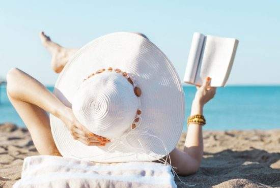 11 cărți pe care ar trebui să le citești în vacanță