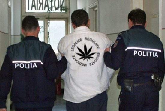Caracalean ridicat de Poliţie, după ce a mers cu marijuana la notar să o legalizeze
