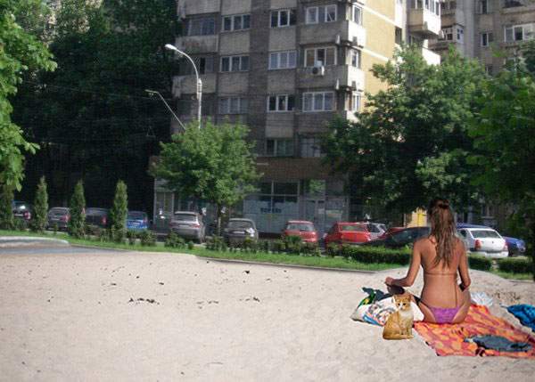 Atenție români, nu mai aruncați nisipul din litiera pisicii! Puteți face din el o plajă superbă în piața blocului