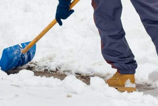 Mister descifrat. Bărbatul care a curăţat zăpada în weekend lângă un bloc dădea un interviu de angajare în Germania