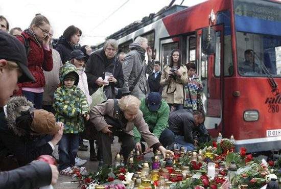 Emoţionant: bucureştenii au aprins lumânări pentru victimele înţepătorului din tramvaiul 41