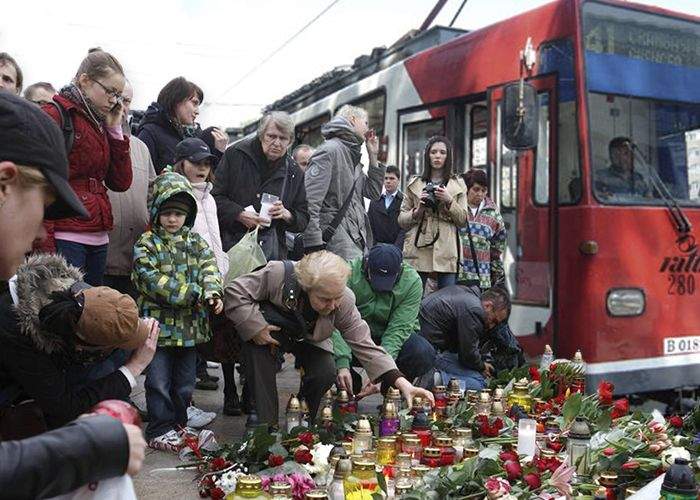 Emoţionant: bucureştenii au aprins lumânări pentru victimele înţepătorului din tramvaiul 41