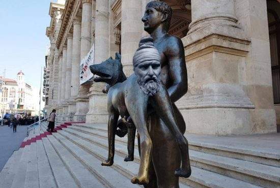 Lupoaica vandalizată, reparată cu respectarea adevărului istoric. În locul cozii a fost pus capul lui Decebal