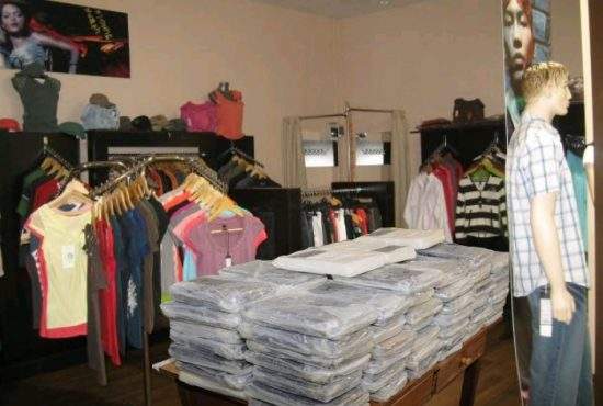 Șoc! Mall-urile bagă droguri în haine ca să le creeze clienților dependență!