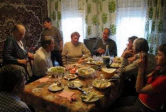 Un român abia așteaptă sărbătorile în familie, să discute despre boli și moarte