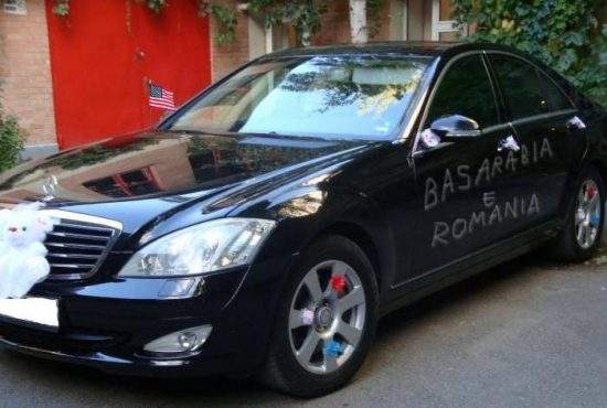 Răzbunare! Pe mașina ambasadorului SUA la Chișinău cineva a scris cu cuiul „Basarabia e România”