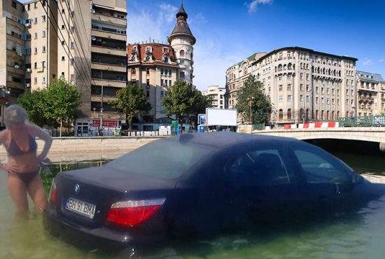 În Bucureşti a apărut o plajă artificială pentru cei care vor să intre cu BMW-ul pe nisip