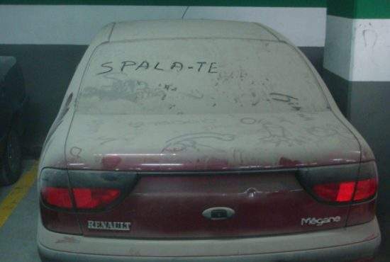 Ultimii la igiena corporală! Un bucureștean a găsit scris pe mașină: „Spală-te!”