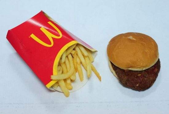 Experiment: Hambuger de la McDonalds, rămas intact la 7 zile după ce a fost mâncat