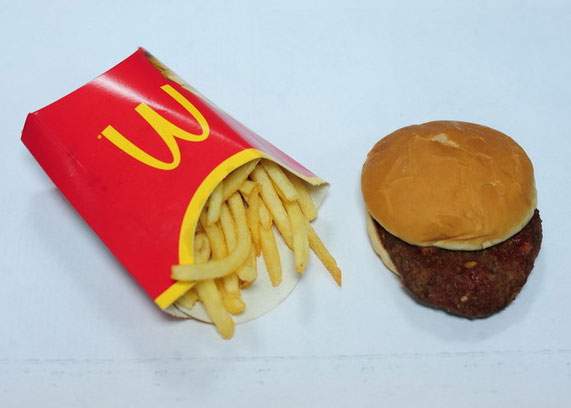 Experiment: Hambuger de la McDonalds, rămas intact la 7 zile după ce a fost mâncat