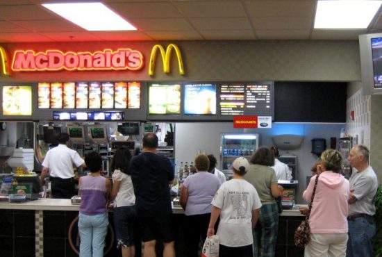 Mai natural! McDonald’s a redus termenul de valabilitate al produselor de la eternitate la 99 de ani