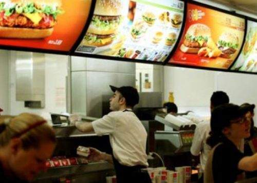 Relaxare pe piaţa muncii. McDonalds angajează şi absolvenţi de facultate care încă n-au luat licenţa