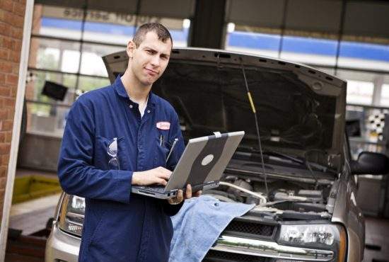 Record! Un mecanic auto a taxat de cinci ori valoarea maşinii pentru a schimba o bujie