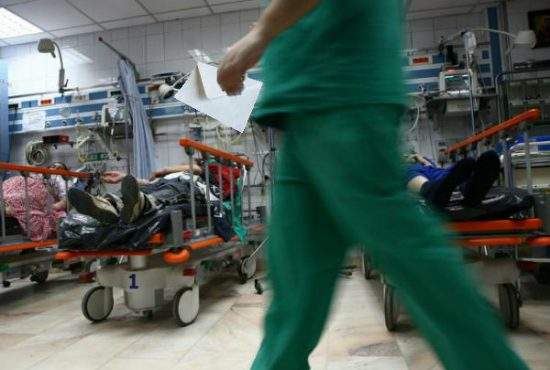 Scandalos! Un medic român, plimbat între mai multe spitale ca să ia şpagă de la pacienţi