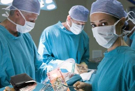Compromis! Medicilor nu li se mai măresc salariile, dar au voie să te buzunărească după anestezie