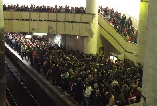 Prima zi când nu s-a stricat nimic la metrou! Haos în staţii: lumea se îmbulzeşte să sărbătorească