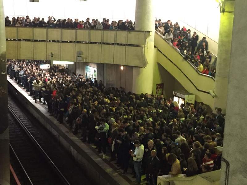 Prima zi când nu s-a stricat nimic la metrou! Haos în staţii: lumea se îmbulzeşte să sărbătorească