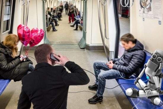 Un robot a adormit în metrou şi când s-a trezit îşi încărcau 10 inşi telefoanele la el