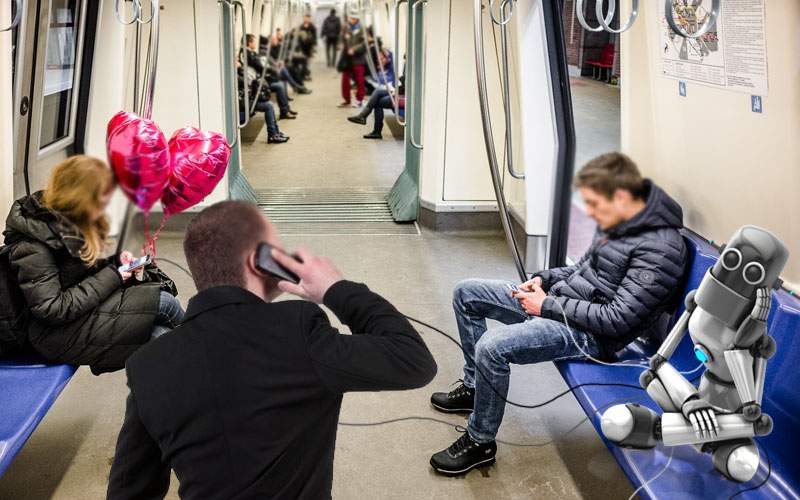 Un robot a adormit în metrou şi când s-a trezit îşi încărcau 10 inşi telefoanele la el