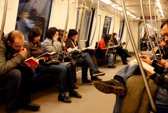 Condiţii mai bune pentru cititori la Biblioteca Naţională. Un vagon de metrou, transformat în sală de lectură