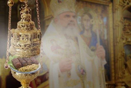 Ca să atragă enoriaşi, Patriarhul modernizează cădelniţele! Fumul de tămâie, înlocuit cu fum de mici