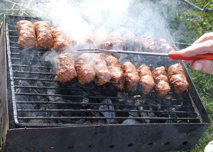 România culinară: De 1 Mai românii consumă 3 milioane de tone de mici şi doar 2 kg de salată